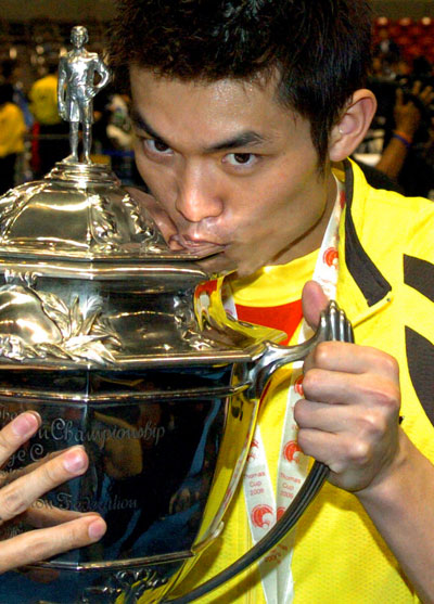 图文-中国男队六夺汤姆斯杯林丹亲吻冠军奖杯