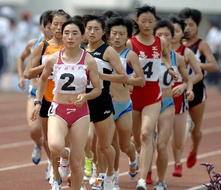 图文-全国青年田径锦标赛 女子1500米奋勇争先