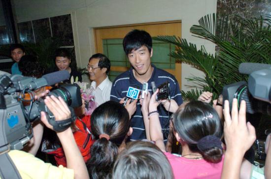 图文-刘翔打破世界纪录返回上海受到记者热捧