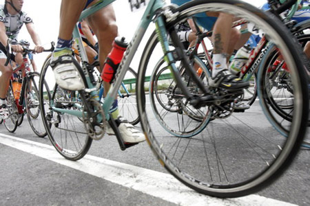 图文-环湖自行车赛第三赛段 行进路线路标衡量