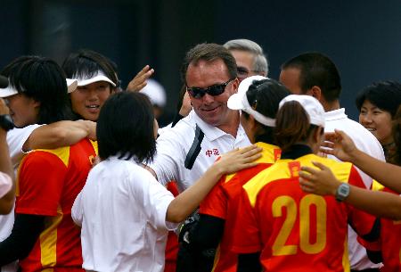 图文-中国女垒击败加拿大队中国主帅与队员拥抱