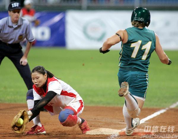 图文-女垒世锦赛中国0-1澳大利亚一垒员绝妙封杀