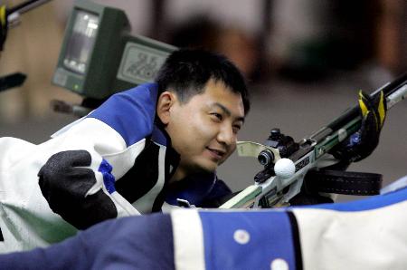 图文-亚运会射击选拔赛 张付竞逐男子50米步枪
