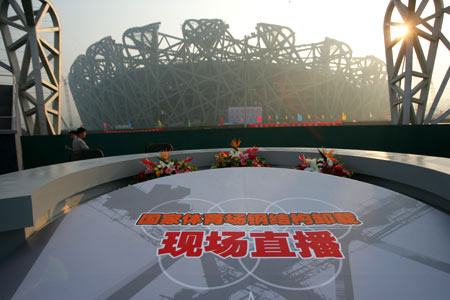 图文-鸟巢钢结构最后卸载北京电视台直播现场