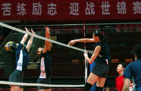 图文-中国女排备战世锦赛分组训练进行实战演习