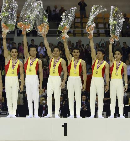图文-体操世锦赛中国男团夺冠 全体队员