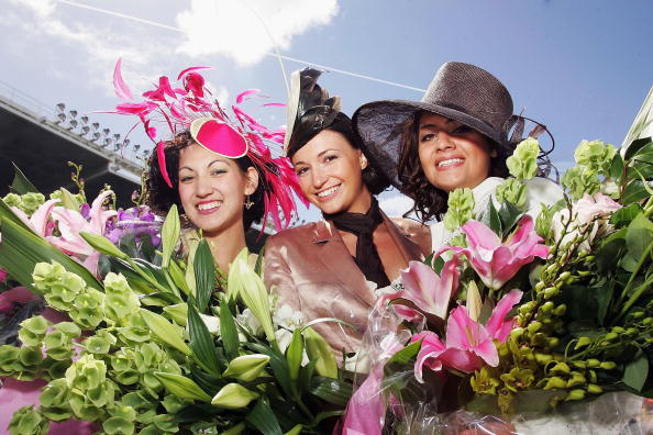 图文-墨尔本赛马会美女云集 把鲜花包围的美女