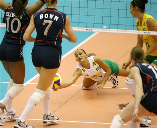 图文-女排世锦赛巴西3-0美国 法比亚娜奋不顾身