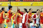 图文-女排世锦赛中国3-1胜古巴陈忠和与队员击掌
