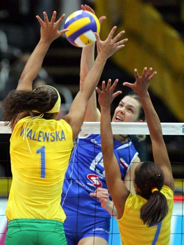 图文-巴西女排挺进世锦赛决赛瓦莱斯卡网上建功