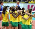 图文-巴西女排挺进决赛巴西队员赛后相互拥抱