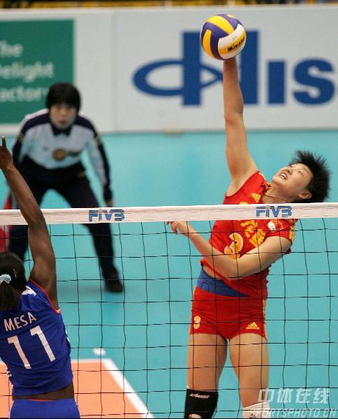 图文-女排世锦赛中国VS古巴杨昊避开拦网进攻