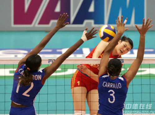 图文-女排世锦赛中国VS古巴王一梅突破重重拦防