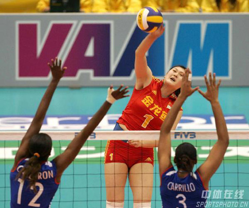 图文-女排世锦赛中国3-1古巴王一梅高点进攻得手