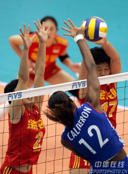 图文-女排世锦赛中国3-1古巴中国队双人拦防对手
