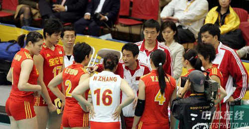 图文-女排世锦赛中国3-1古巴陈忠和"指"导冯坤