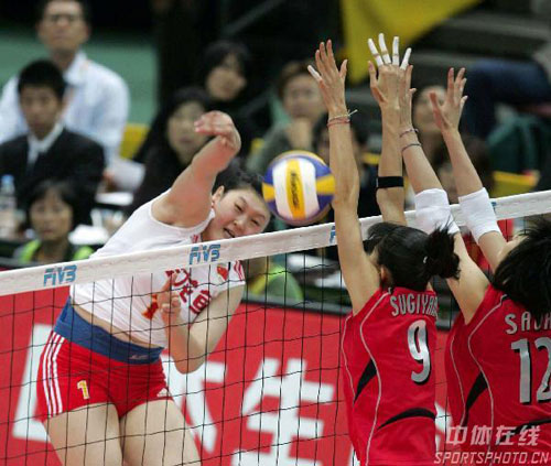 图文-女排世锦赛中国队3-0胜日本 扣球线路变化