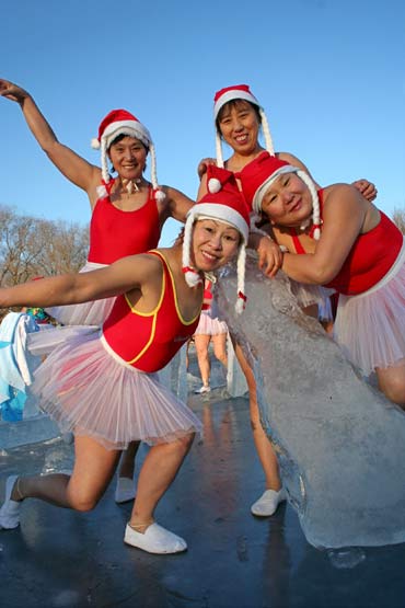 图文沈阳冰天雪地圣诞老人冬泳圣诞老人抱冰合影