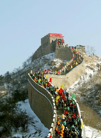 图文-北京举行迎新年登长城活动 大军浩浩荡荡