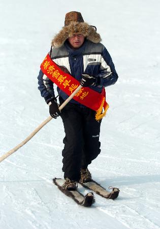 图文-古今滑雪板角逐雪莲山 新疆牧民参加比赛