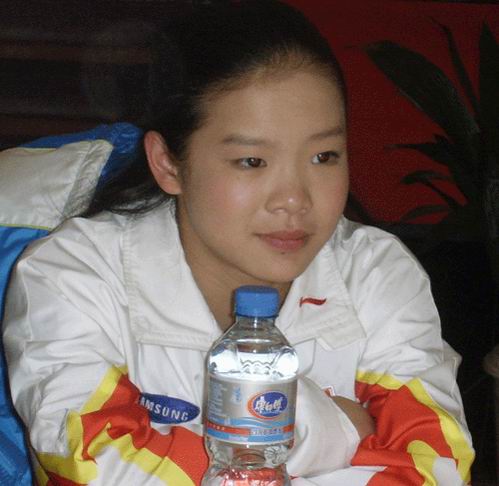 图文-中国体育明星慈善夜 程菲身着冠军领奖服