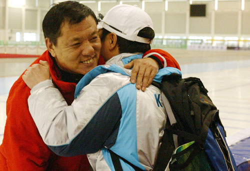 图文-速度滑冰队备战亚冬会中韩两队教练在一起