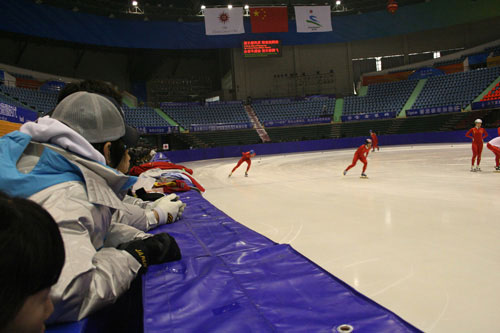 图文-速度滑冰队备战亚冬会韩国队观看中国队训练