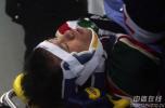 图文-[亚冬会]男子冰球比赛举行中国澳门队员受伤