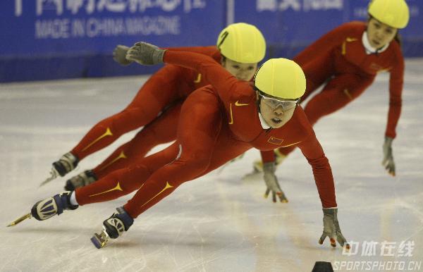 图文-亚冬会王蒙500米破纪录夺冠 队友为冠军