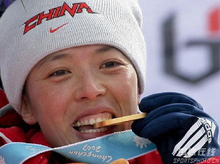 图文-冬季两项女子15公里刘显英摘金一尝金牌滋味