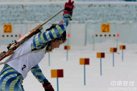 图文-冬季两项女子15公里刘显英摘金日本选手滑行
