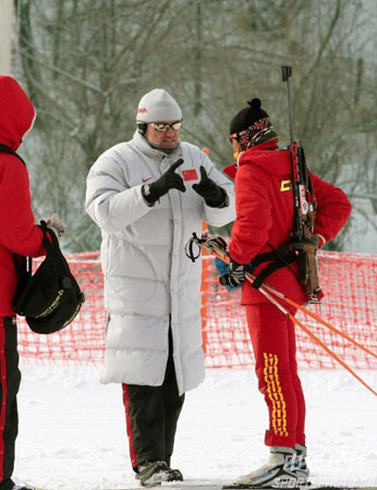 图文-冬季两项女子15公里刘显英摘金赛前布置战术