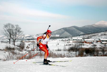图文-冬季两项女子15公里刘显英摘金孔颖超追赶