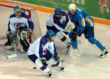 图文-亚冬会男子冰球日本队夺冠 韩国队前后夹
