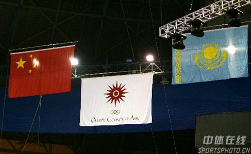 图文-亚冬会闭幕式会旗交接会场升起中哈两国国旗