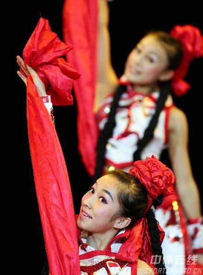 图文-亚冬会闭幕式盛况东北姑娘的表演活力四射