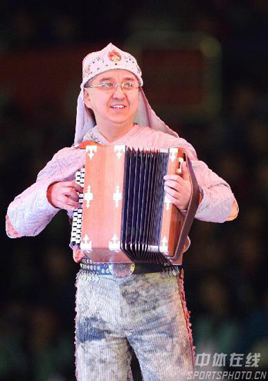 图文-亚冬会闭幕式盛况随着琴声在舞台上舞动