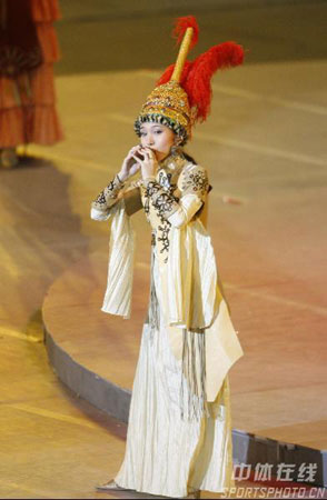 图文-第六届亚冬会闭幕式文艺表演标准的西亚美女