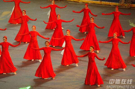 图文-第六届亚冬会闭幕式文艺表演红色希望烧起来