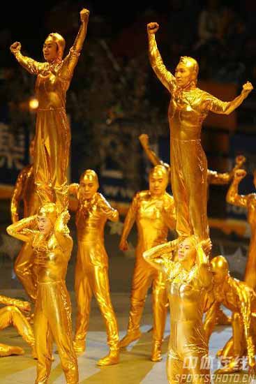 图文-亚冬会闭幕式盛况难道是少林寺十八铜人？