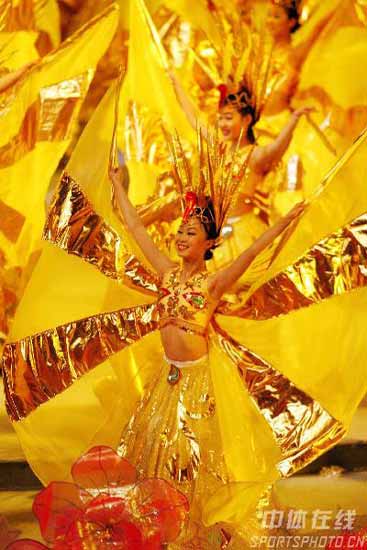 图文-亚冬会闭幕式盛况女演员化身太阳照耀亚洲