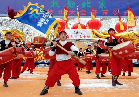 图文-鼓动北京中华鼓乐大会开幕 风雷盘鼓表演