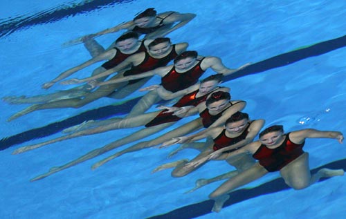 图文-花样游泳集体规定动作决赛 法国姑娘水下