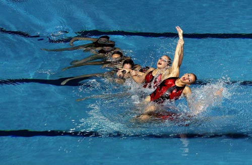 图文-花样游泳集体规定动作决赛 法国军团飞跃
