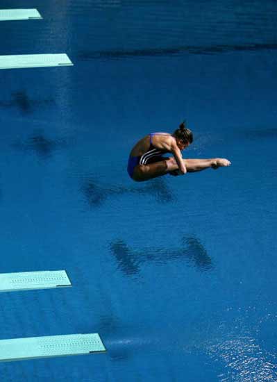 图文-世锦赛跳水女子1米板预赛选手高高跃起姿态好