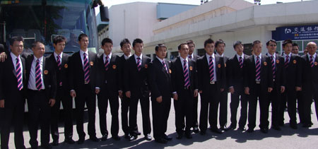 图文-中国乒乓球队出征世乒赛 男队队员教练合
