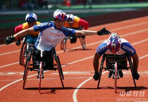 图文-第七届残运会19日田径赛况 男子4x100米接力