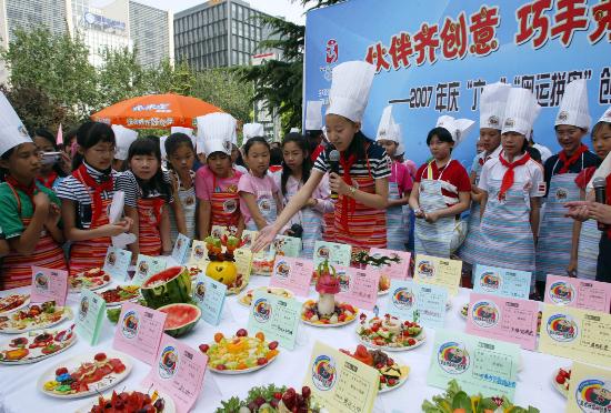 图文-北京少年"奥运拼盘"迎六一 可爱的果蔬拼盘