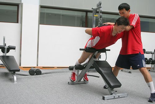 图文-女排两名大将恢复性训练 杨昊进行背部练习