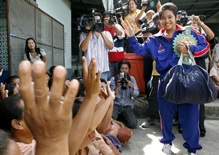 图文-泰国女犯人因夺得冠军被释放 出狱后满心欢喜